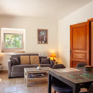 https://grand-t2-refait-neuf-avec-jardin.fr-provencehotel.com
